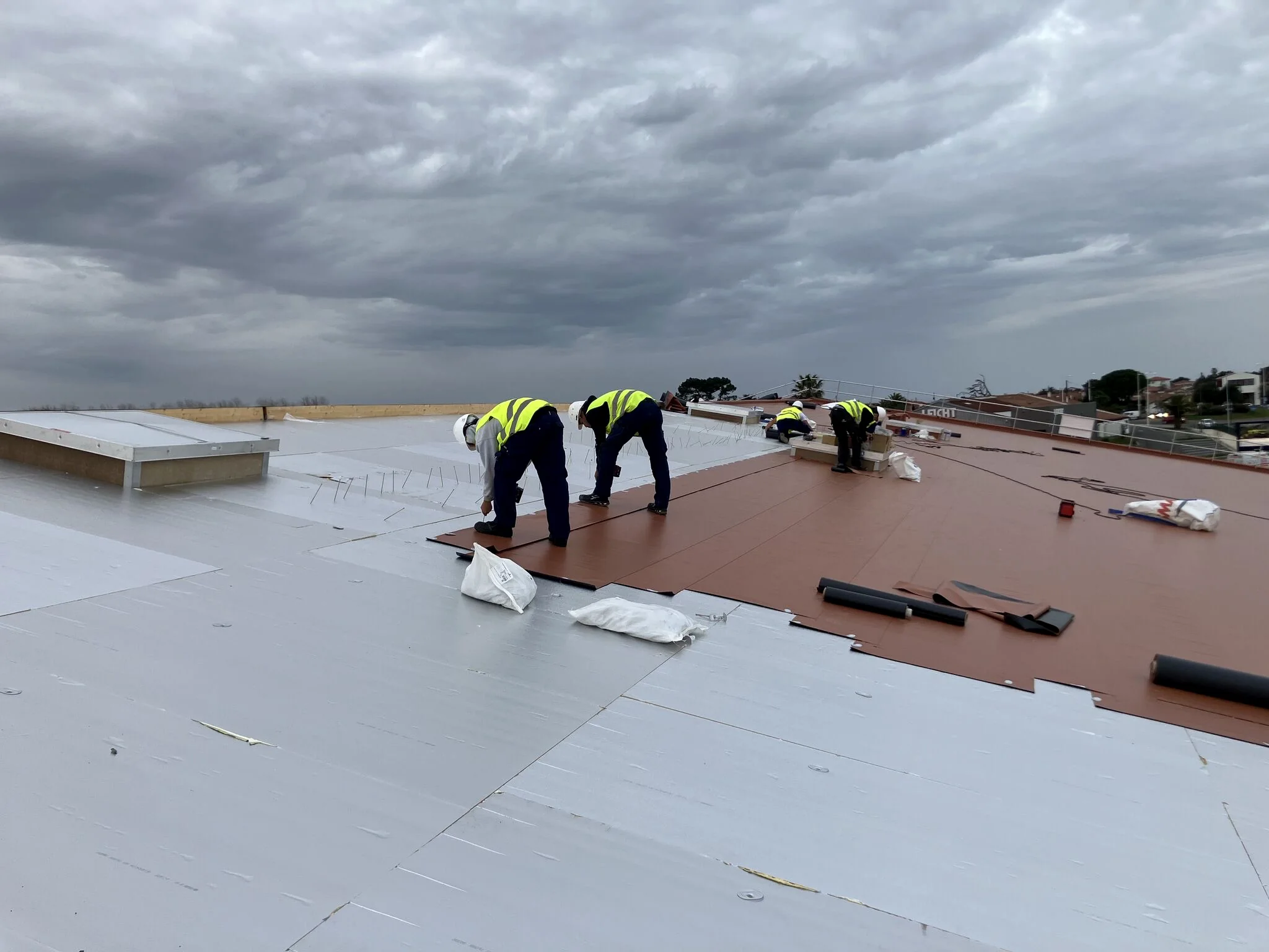Pose de la membrane d’étanchéité en cours