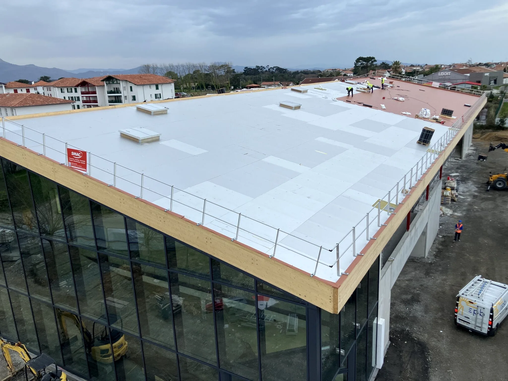 Toiture étanchée en membrane sur un bâtiment tertiaire