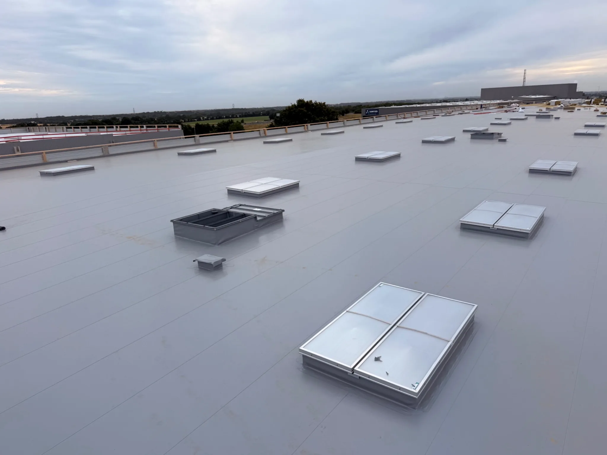 Grande toiture industrielle en membrane avec lanterneaux