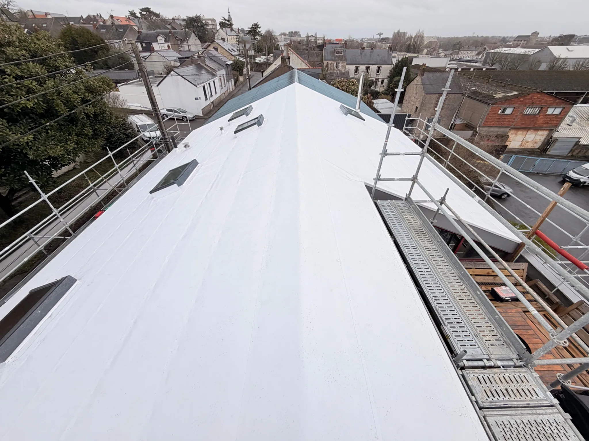 Toiture d'une maison rénovée avec une membrane blanche