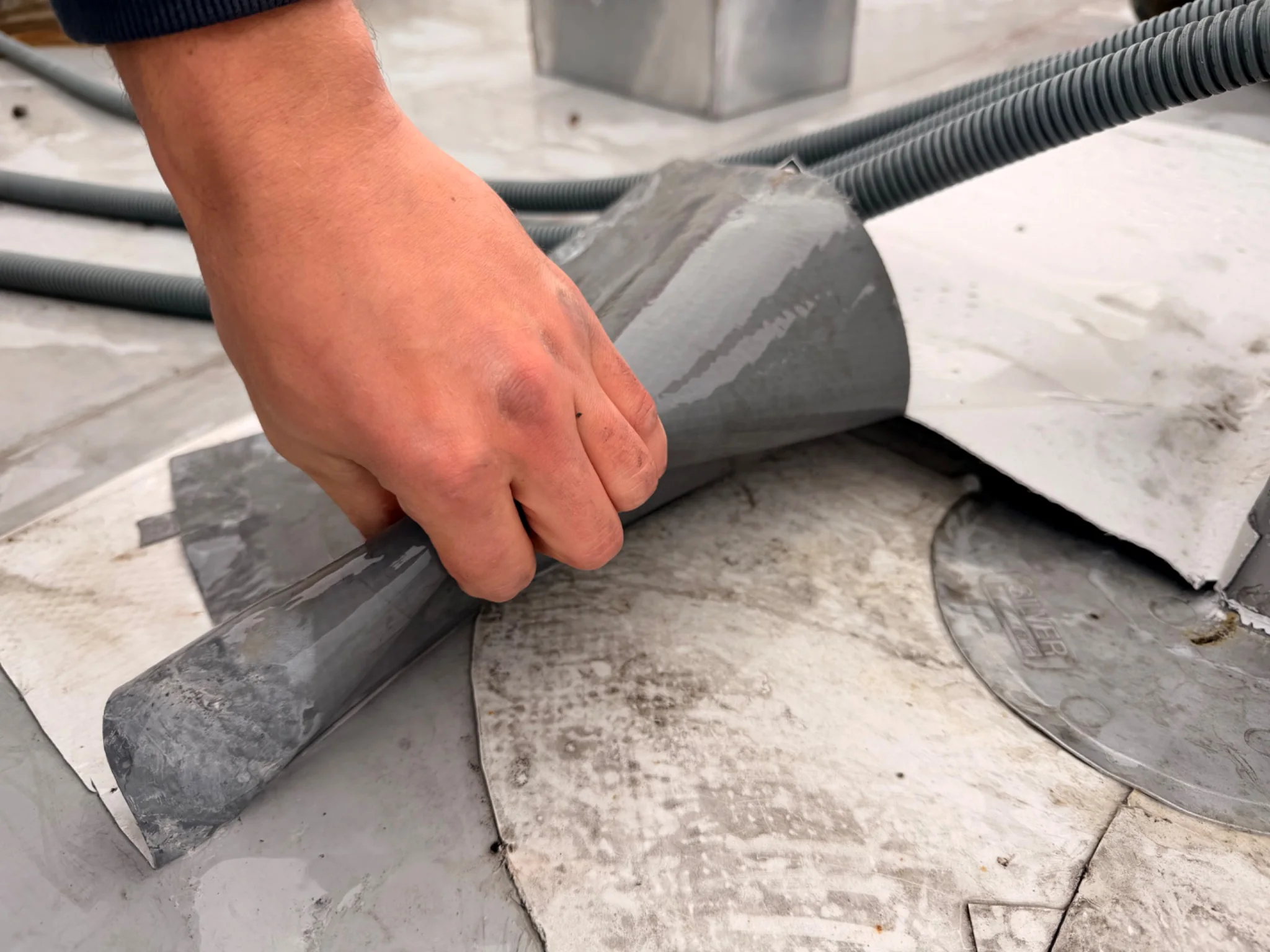 Préparation et façonnage du raccord autour de la ventilation